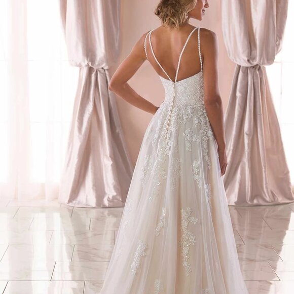 Stella York wedding gown - brand new, never worn - Picture 2 of 11